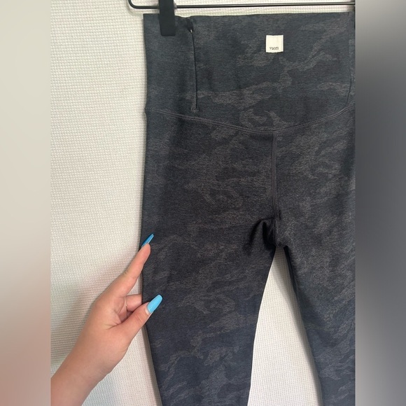 Vuori Womens Gray Camoflauge Elevation Legging 24” Size XS Stretch Gym Yoga Run - Picture 3 of 5